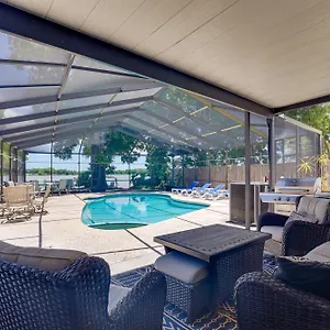 Waterfront Gem With Pool, Dock And Lanai In Tampa! Holiday home Tampa